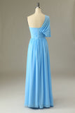 Une robe de demoiselle d’honneur bleue à une épaule