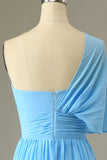 Une robe de demoiselle d’honneur bleue à une épaule