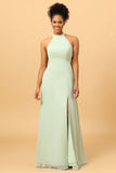Une robe de demoiselle d’honneur longue de ligne Halter Dusty Sage avec dos ouvert