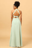 Une robe de demoiselle d’honneur longue de ligne Halter Dusty Sage avec dos ouvert