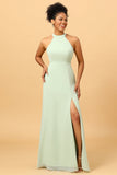 Une robe de demoiselle d’honneur longue de ligne Halter Dusty Sage avec dos ouvert
